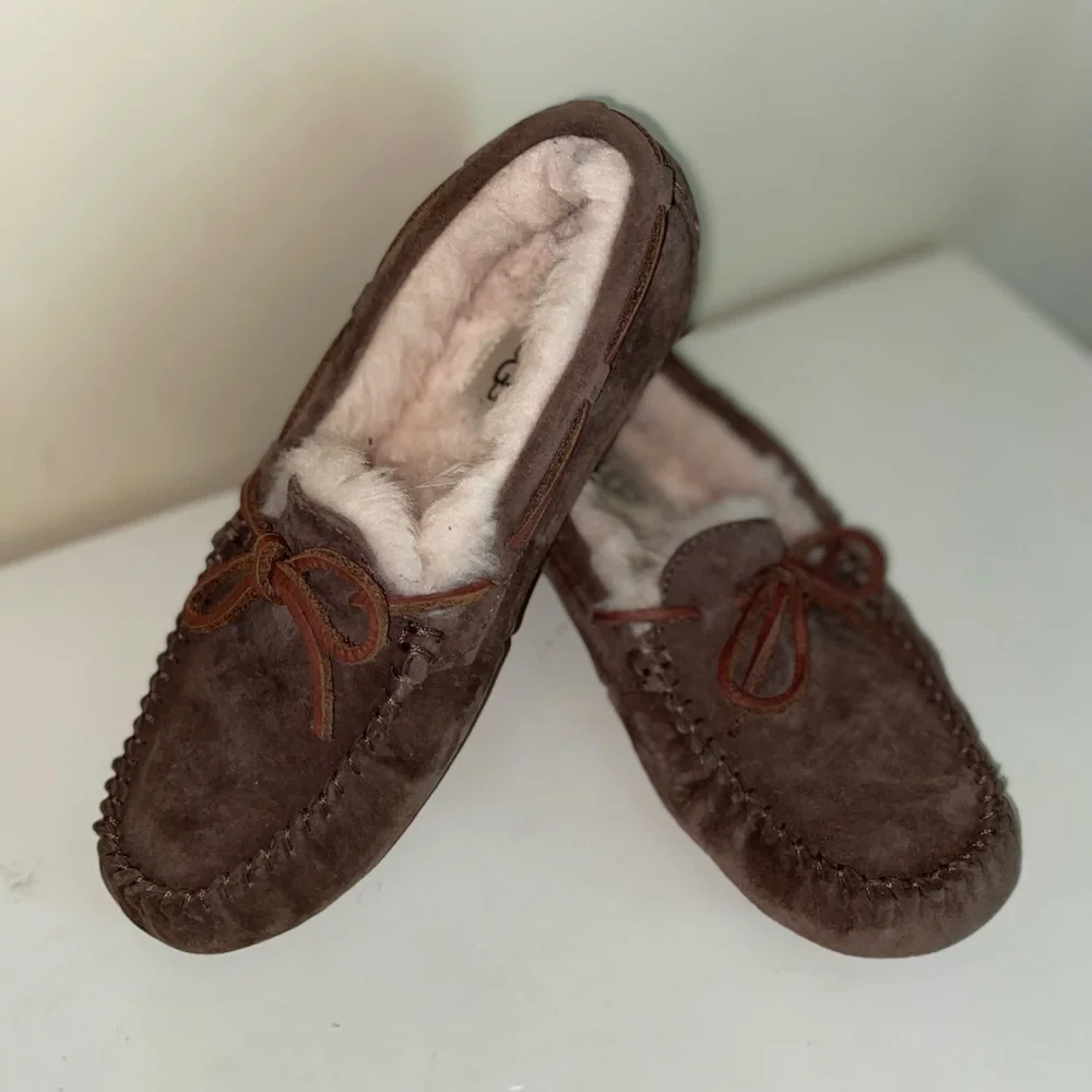 UGG Women’s Dakota Slippers/Moccasins - Picture 2 of 6